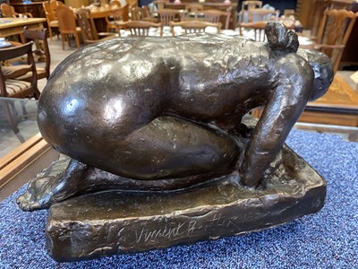 Lot 727 - VINCENT BUTLER RSA (SCOTTISH, 1933-), BRONZE SCULPTURE OF A WOMAN