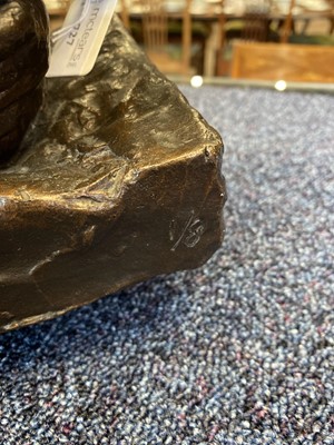 Lot 727 - VINCENT BUTLER RSA (SCOTTISH, 1933-), BRONZE SCULPTURE OF A WOMAN