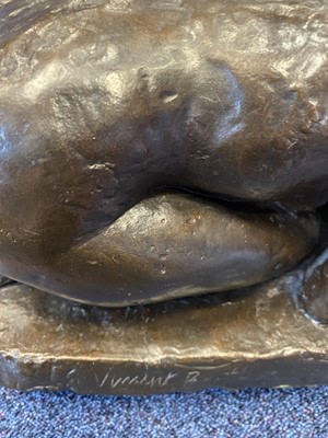 Lot 727 - VINCENT BUTLER RSA (SCOTTISH, 1933-), BRONZE SCULPTURE OF A WOMAN