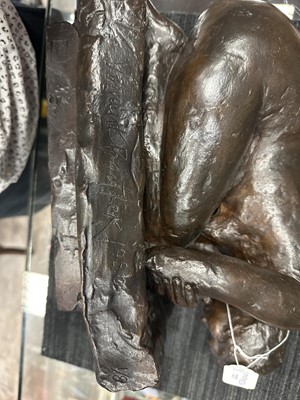 Lot 727 - VINCENT BUTLER RSA (SCOTTISH, 1933-), BRONZE SCULPTURE OF A WOMAN