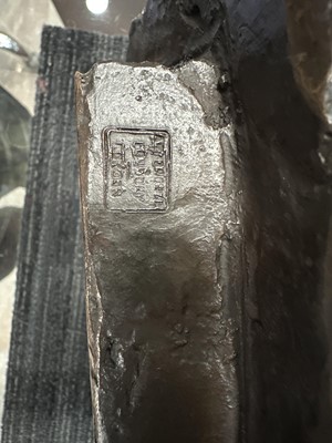 Lot 727 - VINCENT BUTLER RSA (SCOTTISH, 1933-), BRONZE SCULPTURE OF A WOMAN