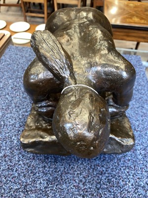 Lot 727 - VINCENT BUTLER RSA (SCOTTISH, 1933-), BRONZE SCULPTURE OF A WOMAN