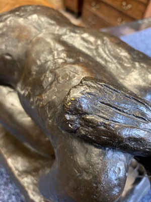 Lot 727 - VINCENT BUTLER RSA (SCOTTISH, 1933-), BRONZE SCULPTURE OF A WOMAN