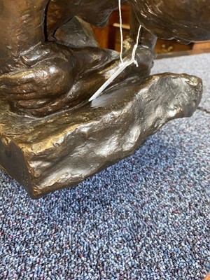 Lot 727 - VINCENT BUTLER RSA (SCOTTISH, 1933-), BRONZE SCULPTURE OF A WOMAN