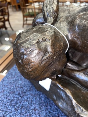 Lot 727 - VINCENT BUTLER RSA (SCOTTISH, 1933-), BRONZE SCULPTURE OF A WOMAN