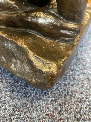 Lot 727 - VINCENT BUTLER RSA (SCOTTISH, 1933-), BRONZE SCULPTURE OF A WOMAN