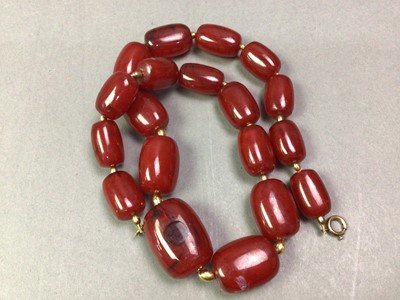 Lot 42 - BAKELITE NECKLACE