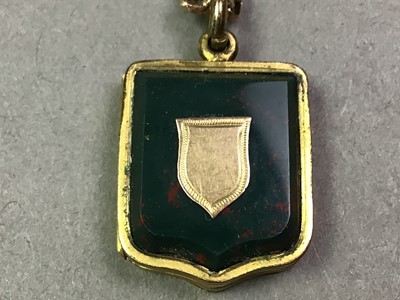 Lot 95 - VICTORIAN AGATE SET GOLD PLATED PENDANT