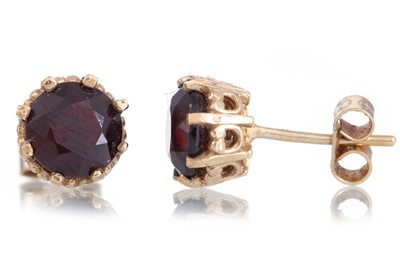 Lot 787 - GARNET SET