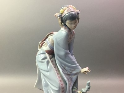 Lot 153 - LLADRO FIGURE OF A GEISHA