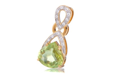 Lot 677 - PERIDOT AND DIAMOND PENDANT