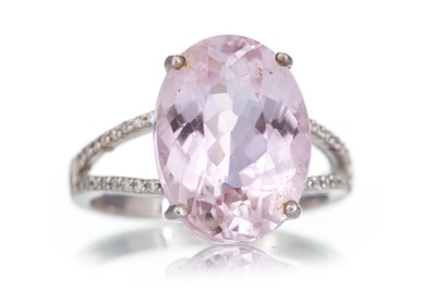 Lot 680 - MORGANITE AND DIAMOND RING