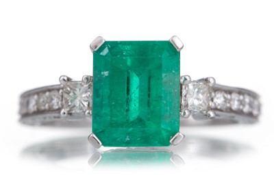 Lot 684 - EMERALD AND DIAMOND RING