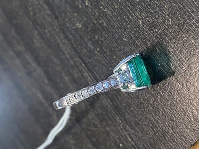 Lot 684 - EMERALD AND DIAMOND RING