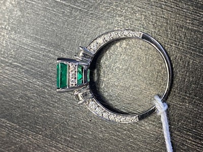 Lot 684 - EMERALD AND DIAMOND RING