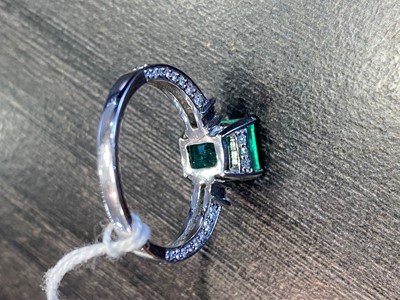 Lot 684 - EMERALD AND DIAMOND RING