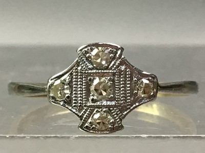 Lot 327 - DIAMOND RING