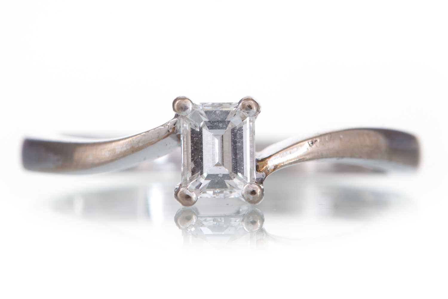 Lot 692 - DIAMOND SOLITAIRE RING