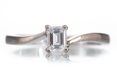 Lot 692 - DIAMOND SOLITAIRE RING