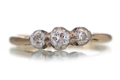 Lot 699 - DIAMOND THREE STONE RING