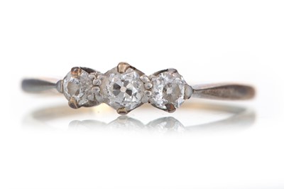 Lot 700 - DIAMOND THREE STONE RING