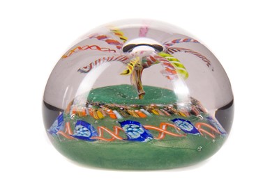 Lot 404 - ATTRIBUTED TO PAUL YSART (SPANISH/BRITISH, 1904-1992) FOR MONART, GLASS PAPERWEIGHT