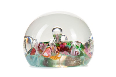 Lot 408 - PAUL YSART (SPANISH/BRITISH, 1904-1992), GLASS 'HARLEQUIN' PAPERWEIGHT