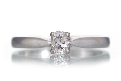 Lot 716 - DIAMOND SOLITAIRE RING