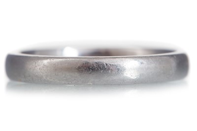 Lot 718 - WEDDING BAND