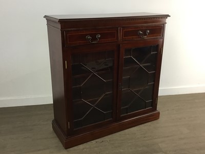 Lot 500 - REPRODUCTION MAHOGANY BOOKCASE