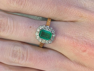 Lot 748 - EMERALD AND DIAMOND RING