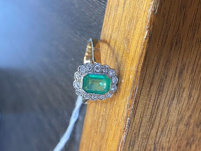 Lot 748 - EMERALD AND DIAMOND RING