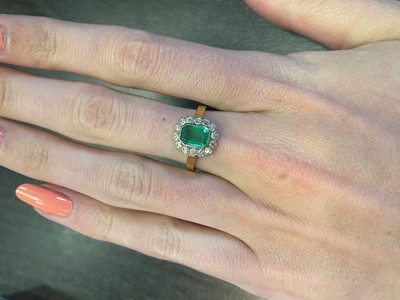 Lot 748 - EMERALD AND DIAMOND RING