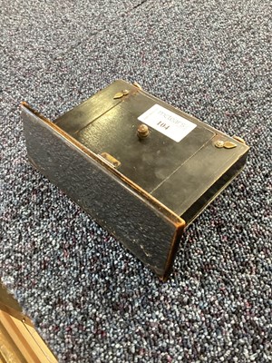 Lot 104 - GEORGE V SILVER MOUNTED PERPETUAL DESK CALENDAR