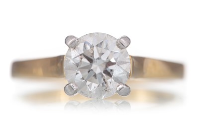 Lot 752 - DIAMOND SOLITAIRE RING