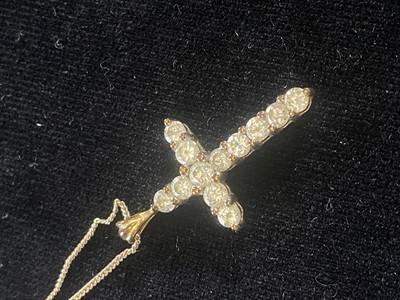 Lot 764 - DIAMOND CROSS PENDANT
