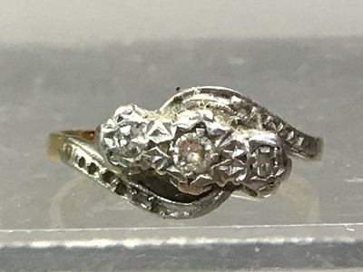 Lot 651 - DIAMOND THREE STONE RING