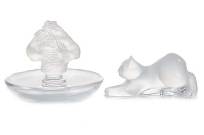 Lot 447 - LALIQUE FRANCE, 'ROXANNE' ASHTRAY AND CAT SCULPTURE