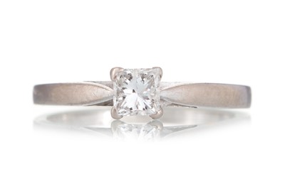 Lot 781 - CERTIFICATED DIAMOND SOLITAIRE RING