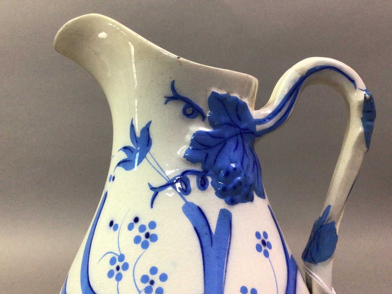 Lot 200 - GROUP OF BLUE AND WHITE CERAMICS