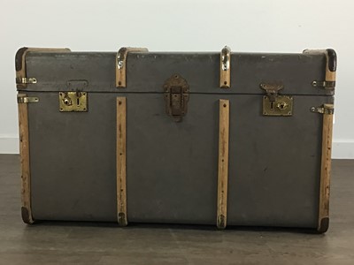 Lot 233 - VINTAGE TRAVEL TRUNK