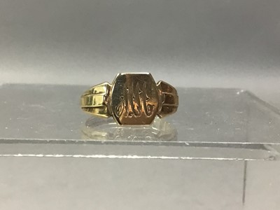 Lot 353 - GOLD SIGNET RING