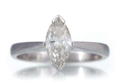 Lot 423 - DIAMOND SOLITAIRE RING
