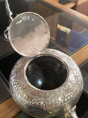 Lot 6 - VICTORIAN SILVER TEAPOT