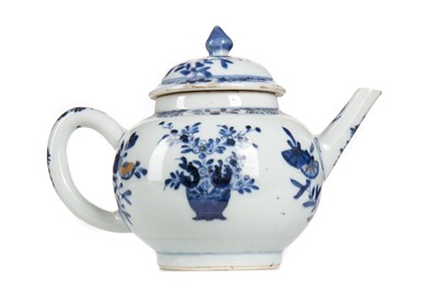 Lot 1059 - 18TH CENTURY CHINESE BLUE AND WHITE TEA POT