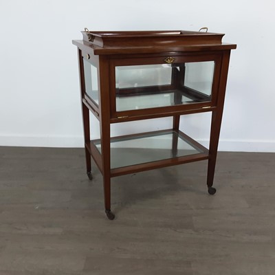 Lot 559 - REPRODUCTION MAHOGANY DISPLAY TABLE