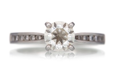 Lot 582 - DIAMOND DRESS RING