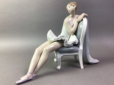 Lot 196 - LLADRO FIGURE OF A SEATED BALLERINA