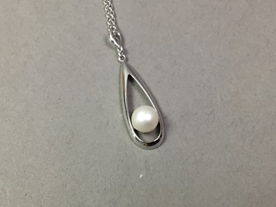 Lot 252 - MIKIMOTO PEARL PENDANT