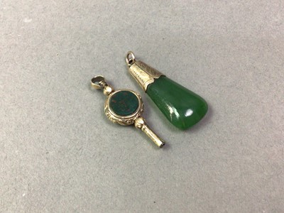 Lot 293 - YELLOW METAL MOUNTED NEPHRITE JADE PENDANT